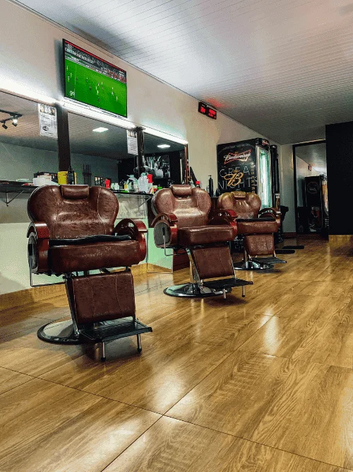 Interior da Barbearia Santana com cadeiras de barbeiro em Rio Verde GO
