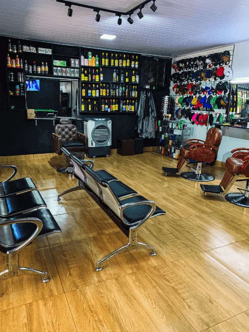 Área de espera da Barbearia Santana em Rio Verde GO com produtos para cabelo e barba disponíveis