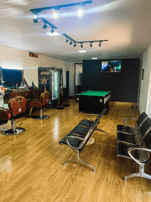 Interior da Barbearia Santana em Rio Verde GO - ambiente moderno com cadeiras de barbeiro e área de espera