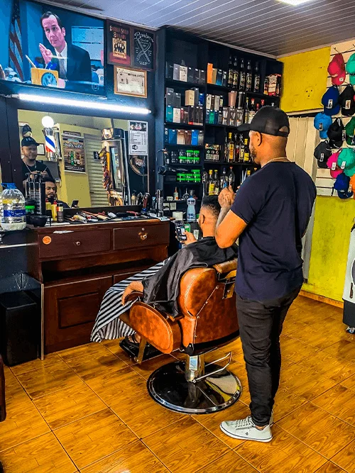 Barbeiro Marcelo - profissional experiente em corte masculino na Barbearia Santana Rio Verde GO