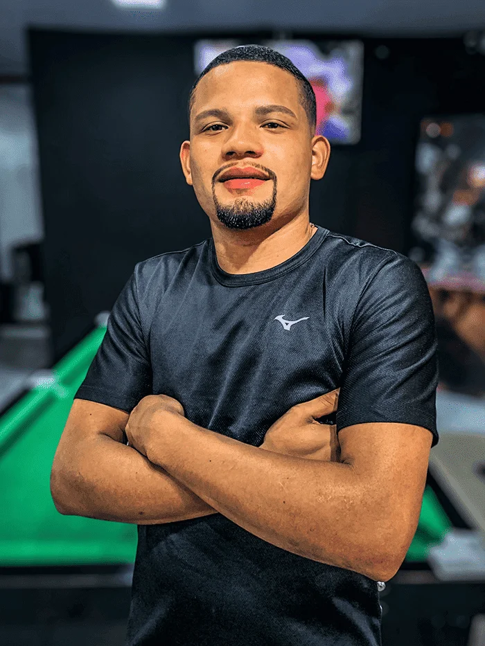 Barbeiro Lucas Souza - especialista em cortes masculinos modernos e tradicionais na Barbearia Santana Rio Verde GO