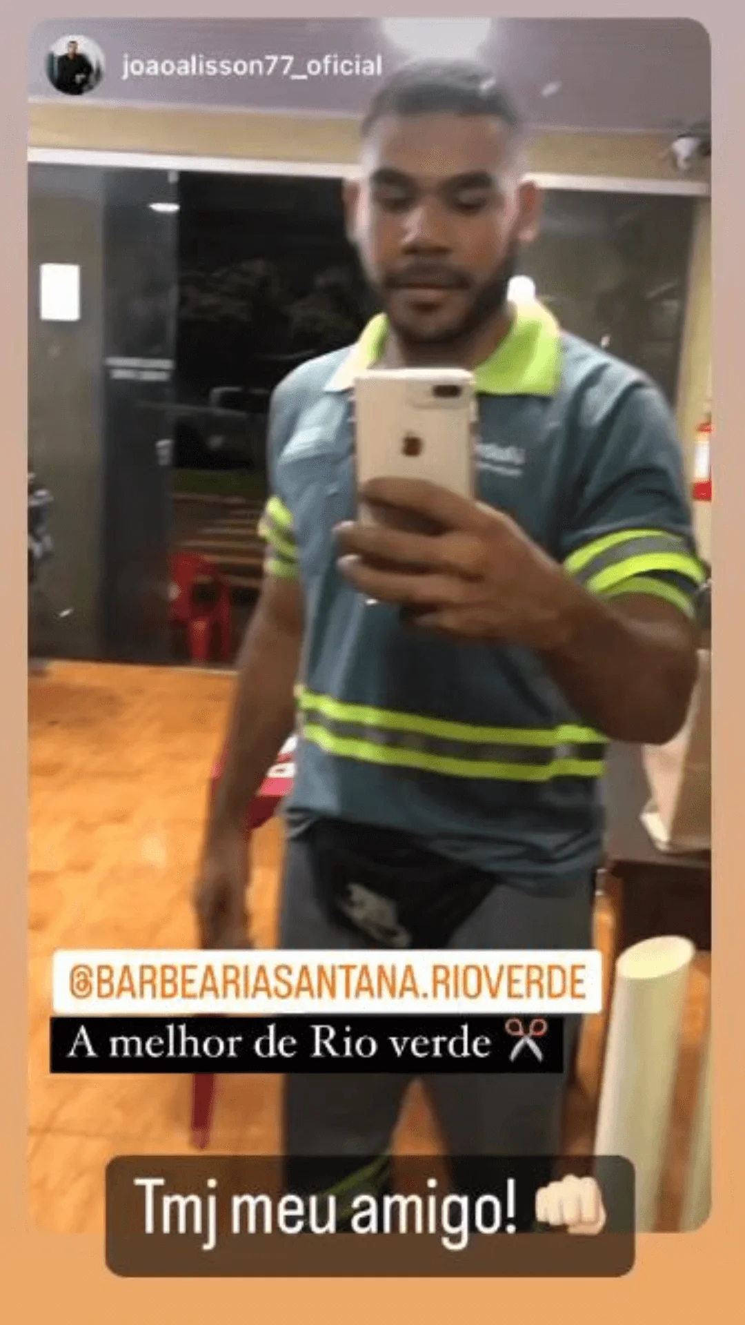 Cliente satisfeito após corte de cabelo e fazer barba na Barbearia Santana Rio Verde