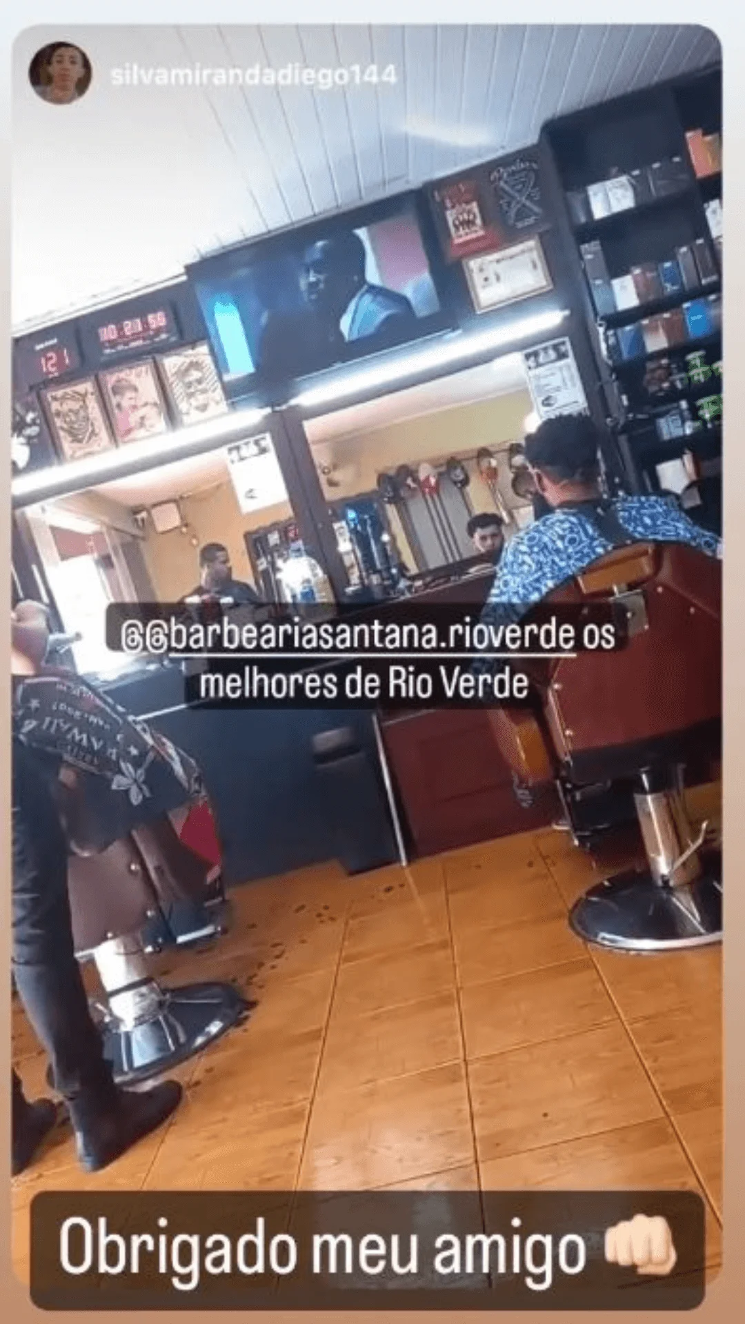 Stories do Instagram postado por cliente afirmando que a Barbearia Santana e os barbeiros em Rio Verde GO são os melhores