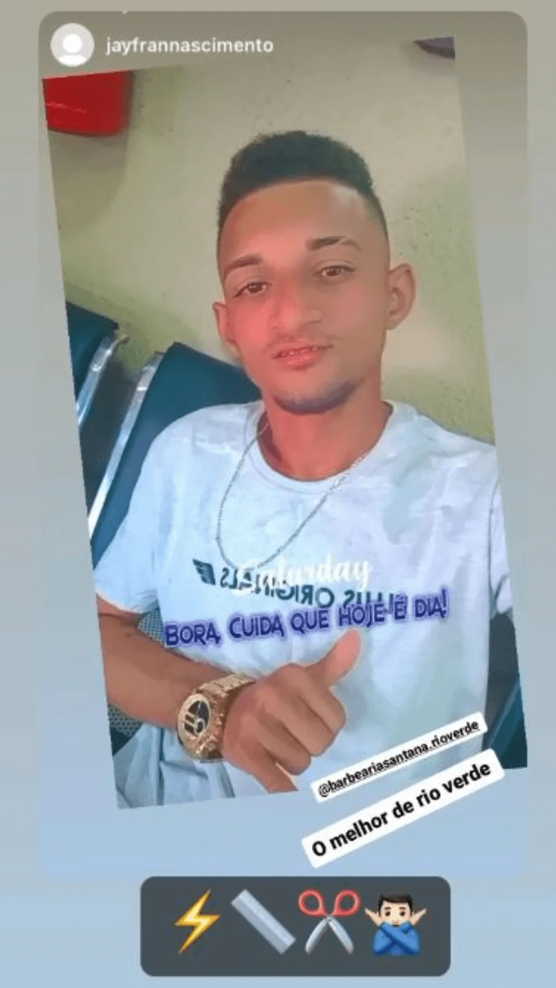 Stories do Instagram postado por cliente tirando selfie dentro da Barbearia Santana em Rio Verde GO