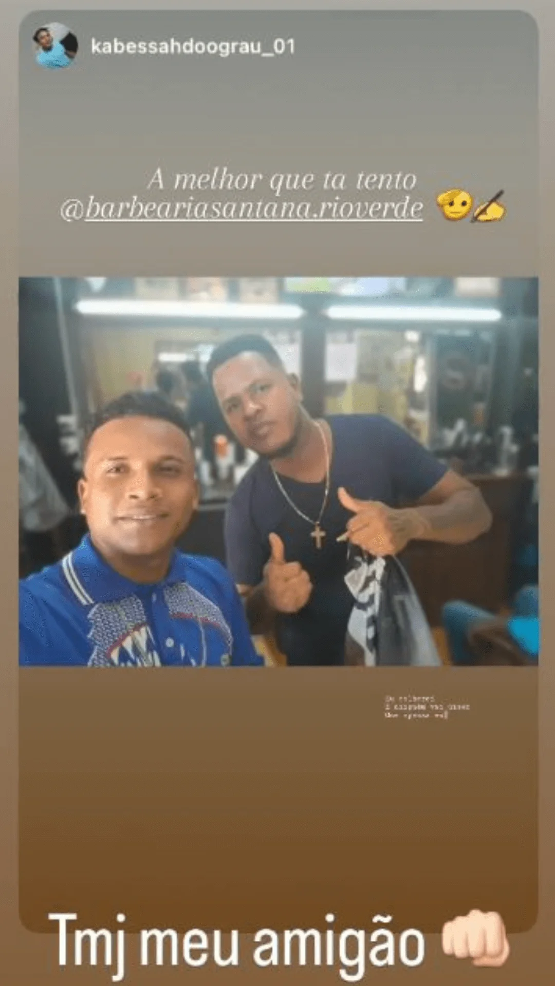 Stories do Instagram postado por cliente tirando selfie com o barbeiro Marcelo na Barbearia Santana em Rio Verde GO