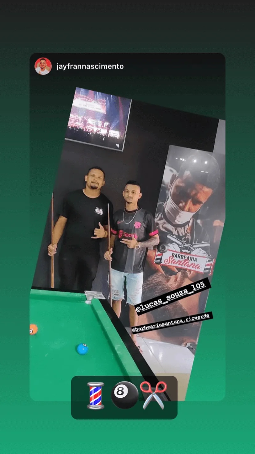 Clientes jogando sinuca na área de lazer da Barbearia Santana em Rio Verde GO