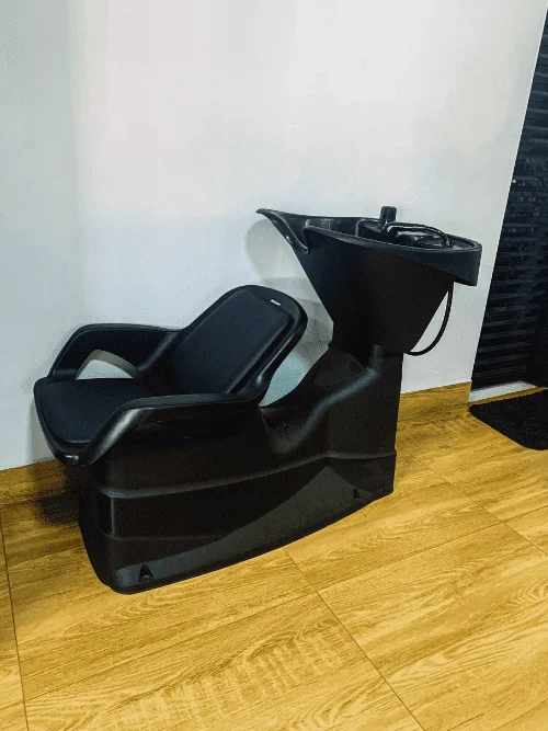 Lavatório moderno para lavagem de cabelo na Barbearia Santana - conforto e higiene para clientes em Rio Verde